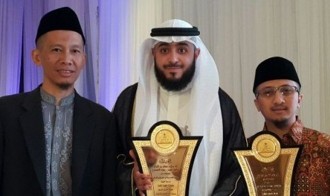 Ustadz Yusuf Mansur, Pimpinan Ponpes Daarul Qur'an saat menerima penghargaan Tahfidz Award di Makkah.  (repblika.co.id)