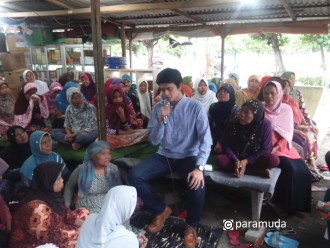Hamas Syahid Izzuddin, aktor pemeran Azka di film Tausiyah Cinta berbagi dengan warga di kawasan Pemakaman Rangkah, Surabaya. (Mubarok)