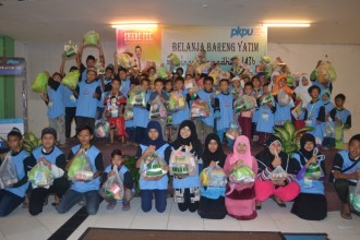 100 anak yatim mengikuti program 'Belanja Bareng Yatim' yang digelar PKPU cabang Bengkulu, Ahad (5/7/15). (Mira/kis/pkpu)