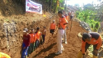 RZ membantu pembangunan benteng untuk warga Kaligrowong usai longsor Banjarnegara.  (Rena/RZ)
