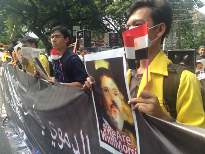 Peserta Aksi Damai di depan Kedubes Mesir, Jalan Teuku Umar, Menteng Jakarta Pusat, membentang spanduk penolakan hukuman mati terhadap Presiden Mesir Terpilih, Prof. Dr. Muhammad Mursi. Senin (6/7). (komnas kdm)