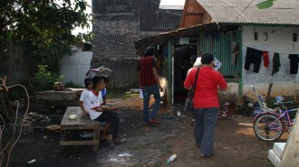 Koordinator ZIS Sabana Foundation Teguh Prasetyo dan tim relawan Sabana Foundation menyusuri gang sempit untuk memberikan langsung zakat Sabana berupa 2 kantong beras kepada warga RW 09, Jum'at (12/6) di Jati Makmur, Bekasi Jawa Barat. (mediasabana)