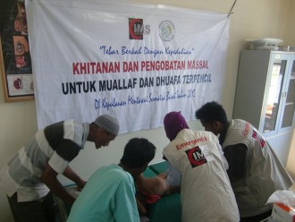 Islamic Medical Service (IMS) menggelar berbagai kegiatan sosial di Kepualaun Mentawai, Sumatera Barat (Ibnu Syafaat)