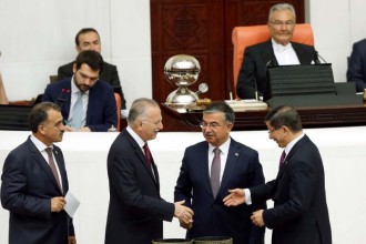Ismet Yilmaz mendapat ucapan selamat dari para ketua partai. (Turkey Post)