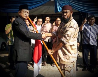 Ketua Harian Komite Umat untuk Tolikara (Komat Tolikara) Bachtiar Natsir melepas Tim Pemcari Fakta (TPF) yang berangkat ke Papua, Selasa (21/7). (IST)