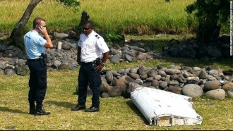 Serpihan pesawat yang ditemukan di Pulau Reunion (cnnindonesia.com) 