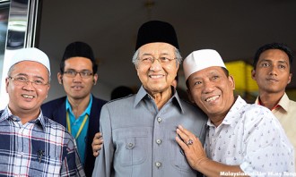 Dr. Mahathir Muhammad setelah shalat jumat di Masjid Negara Malaysia (malaysiakini.com)