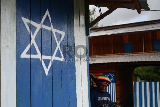 Lambang Bendera Israel atau Bintang Daud di Tolikara, Papua, Jumat (24/7). (Republika/Raisan Al Farisi)