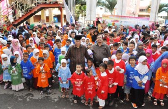 Wakil Walikota Padang Emzalmi temani 230 anak yatim belanja lebaran dalam program BBY II PKPU Padang di Ramayana Plaza Andalas Padang, Ahad (12/7/15). (kis/pkpu)