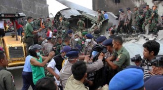 Proses evakuasi korban hercules c-130 milik TNI AU terus dilakukan oleh pasukan gabungan TNI dan Polri. (lensaindonesia.com)