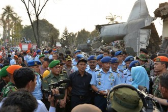 Gubernur Sumatera Utara, Gatot Pujo Nugroho Gatot saat meninjau lokasi kecelakaan pesawat Hercules bersama Kepala Staf Angkatan Udara (KASAU) Marsma Agus Supriatna, Rabu (1/7). (IST)