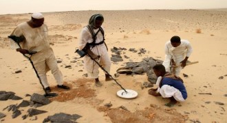 Pendeteksian emas di Sudan. (al-araby)