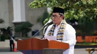 Gubernur Jawa Barat, Ahmad Heryawan menjadi Khatib shalat Istisqo di halaman Masjid Al-Muttaqien, Gedung Sate, Bandung, Jumat (24/7). (Facebook)