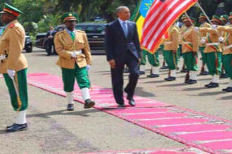 Obama berjalan di karpet yang bercorak karpet masjid. (ajel)