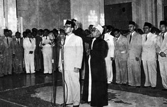 Suasana pelantikan dan pengambilan sumpah Mr. Burhanuddin Harahap sebagai perdana menteri di Istana Negara, 12 Agustus 1955. (kepustakaan-presiden.perpusnas.go.id)