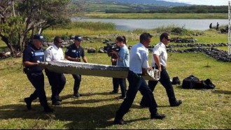 Potongan pesawat yang ditemukan di Pulau Reunion (CNN)