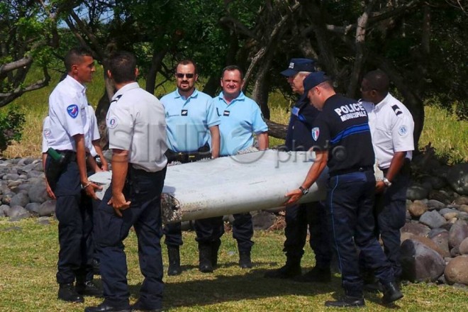 Potongan pesawat yang ditemukan di Pulau La Reunion, Perancis. (sindonews.net)