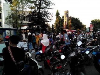 Susana pasar penganan berbuka puasa di Jalan Urip Sumoharjo Kupang. (Darso Arief Bakuama)