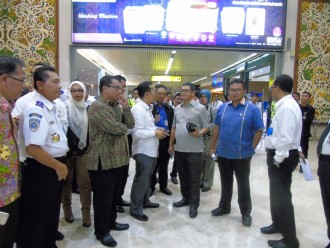 Wakil Ketua Komisi V DPR RI, Yudi Widiana Adia (ketiga dari kanan) saat meninjau lokasi bekas kebakaran di Terminal 2E Bandara Soekarno-Hatta, Senin (6/7). (IST)
