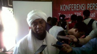 Ustadz Fadlan Garamatan, Ketua Tim Pencari Fakta KOMAT usai melakukan konferensi Pers.  (tribunnews.com)