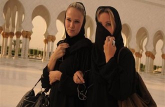 Dua orang turis Barat terlihat berkerudung. (Al-Quds)
