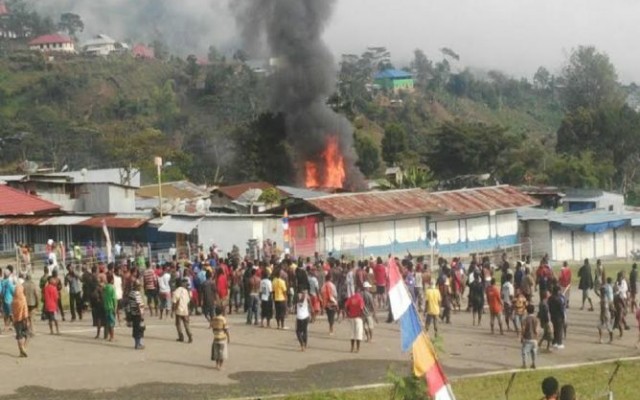Pembakaran masjid saat shalat Idul fitri 1436 di Papua (inet)