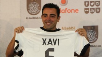Xavi Hernandez dengan kaos barunya. (l3.yimg.com)