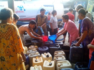 RZ menyalurkan .450 liter air bersih di 4 provinsi  dalam program berbagi air kehidupan. (Rena/RZ)
