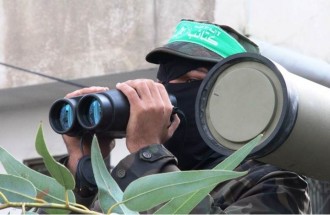 Pasukan Al-Qassam mengintai pergerakan musuh di perbatasan. (islammemo.cc)