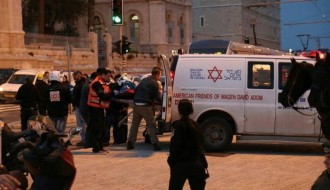 Ambulance Israel membawa tentaranya yang terluka. (alresalah.ps)