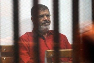 Presiden Mursi yang sudah memakai baju tahanan yang dihukum mati (aa.com.tr)