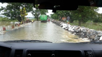 Jalan menuju wilayah Ayeyarwady, Myanmar masih digenangi banjir. ‎(kai/sasa/kis/pkpu)