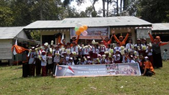 RZ memberikan bantuan perlengkapan sekolah di Sanggar Belajar Sadan, kawasan Taman Nasional Bukit Tigapuluh (TNBT). (Rena/rz)