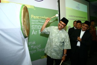 Wakil Gubernur Jawa Timur Syaifullah Yusuf saat meresmikan STIDKI Ar Rahmah, Kampus Pencetak Imam Masjid Profesional, Sabtu (22/8/15).  (dani.s)