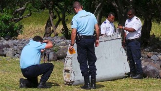 Bagian pesawat yang ditemukan di Reunion (Reuters/CNN)