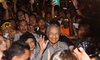 Dr. Mahathir dan istrinya menyemangati demonstran di Kuala Lumpur (malaysiakini.com)