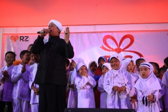 Opick Tombo Ati sedang menyanyikan lagu bersama anak-anak yatim. (IST)