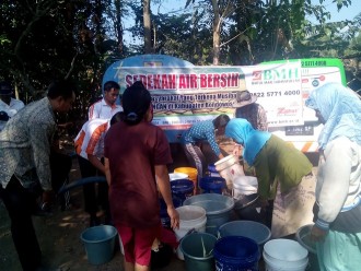 Bantuan air bersih untuk masyarakat di di RT 03 dan 04 di Desa Tanggulangin Kecamatan Tegalampel, Bondowoso. (Herman/BMH)