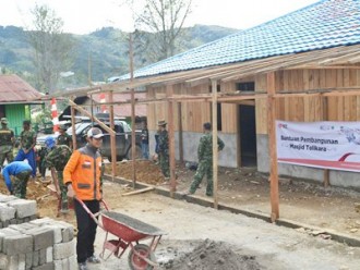 Rumah Zakat (RZ) kembali mengirimkan bantuan untuk pembangunan Masjid Tolikara. (Rena/RZ)