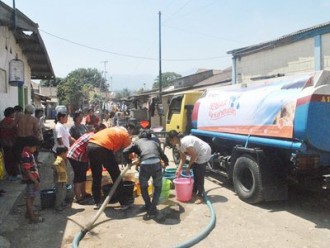 RZ menyalurkan 35.000 liter air bersih untuk warga sukamiskin. (rena/rz)