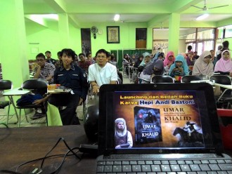Bedah buku karya terbaru Hepi Andi Bastoni, Ahad (23/8/2015) di Ruang Serbaguna Masjid al-Ghifari MMB IPB Bogor, yang digelar oleh Event Organizer For Us (Forum untuk Semua). (ist)