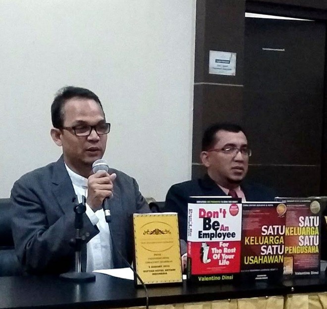 Ketua JPMI, Valentino Dinsi, saat peluncuran buku "Satu Keluarga Satu Pengusaha", Jakarta, Ahad (9/8/2015). (Deasy Lyna Tsuraya).