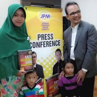 Ketua JPMI, Valentino Dinsi, dan redaktur dakwatuna.com Deasy Lyna Tsuraya, saat peluncuran buku "Satu Keluarga Satu Pengusaha", Jakarta, Ahad (9/8/2015). (Ist).