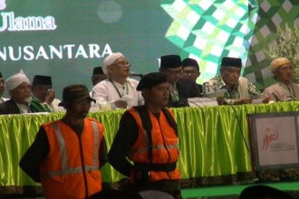 Berlarut-larutnya sidang pleno yang membahas Tatib Muktamar NU, membuat KH Mutofa Bisri turun tangan.(Foto: Mukhtar Bagus/iNews TV/sindonews.com)
