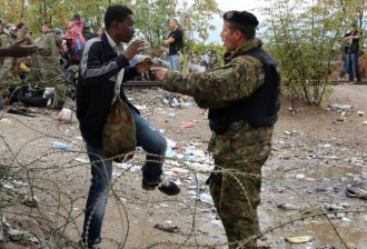 Imigran asing yang ingin transit ke Macedonia (aa.com.tr)