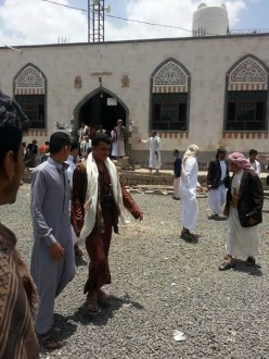 Jamaah yang keluar masjid meninggalkan khatib dan imam dari Syiah Hutsi (islammemo.cc)