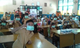 5000 masker dibagikan ke lima sekolah dasar di Kota Pekanbaru. (Rena/RZ)