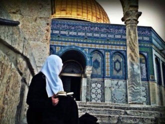 Ilustrasi - Seorang muslimah dekat Kubah Shakhrah, di dalam kompleks Masjid Al-Aqsha. (callmethere.tumblr.com)