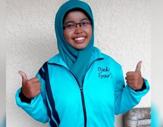 Evilia Adriani (19), mahasiswa jurusan Hubungan Internasional di UPN Veteran Surabaya, penggagas ojek syar’i khusus perempuan. (merdeka.com)
