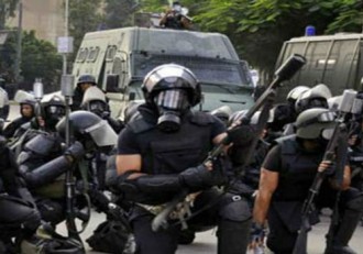 Polisi Mesir membantai para penentang kudeta militer. (raialyoum.com)